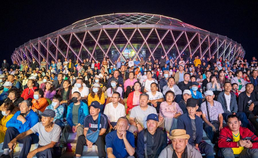 比赛现场气氛火爆，观众们尽情欢呼